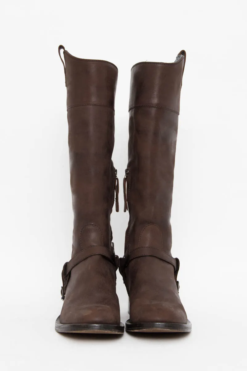 FLAT BOOTS