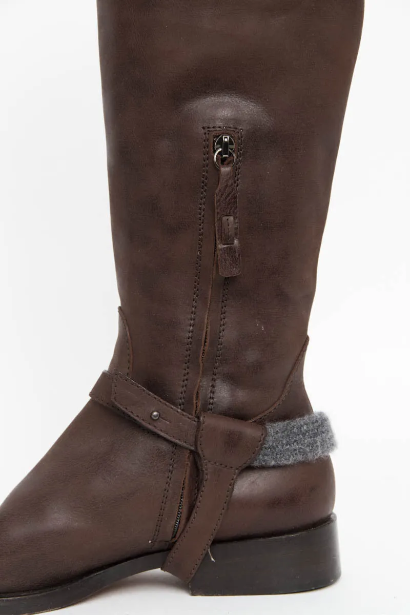 FLAT BOOTS