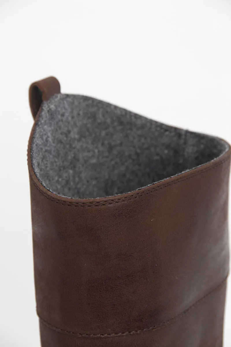 FLAT BOOTS