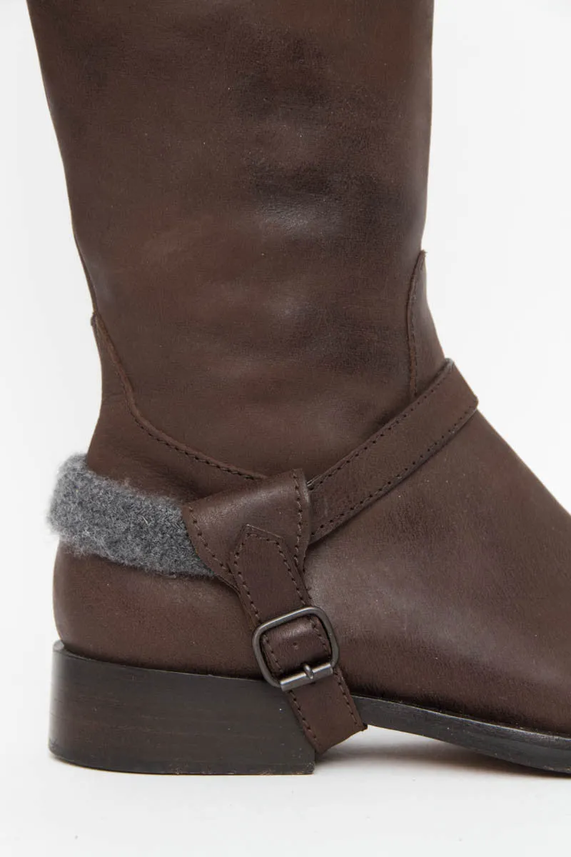 FLAT BOOTS